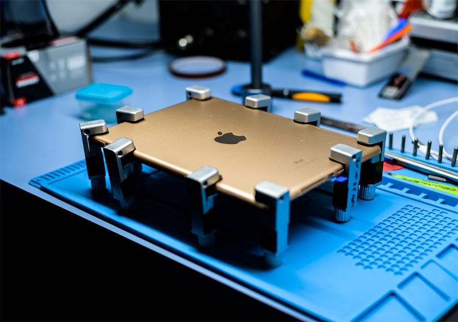 Tablet en base de sujeción durante reparación de pantalla