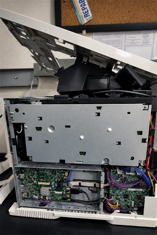 Impresora multifuncional en reparación con placas expuestas