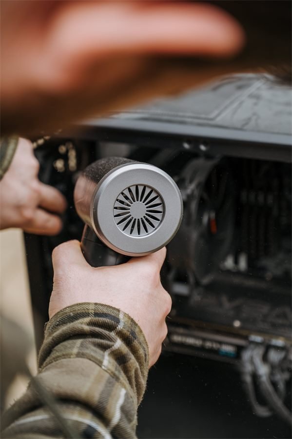 Limpieza con aire comprimido del interior de una computadora